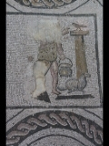 03935 ostia - regio i - insula iv - casa di bacco fanciullo (i,iv,3) - mosaik im hof - detail mitte oben re - 2016.jpg